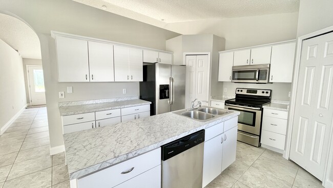 Building Photo - 34 Firethorn Ln