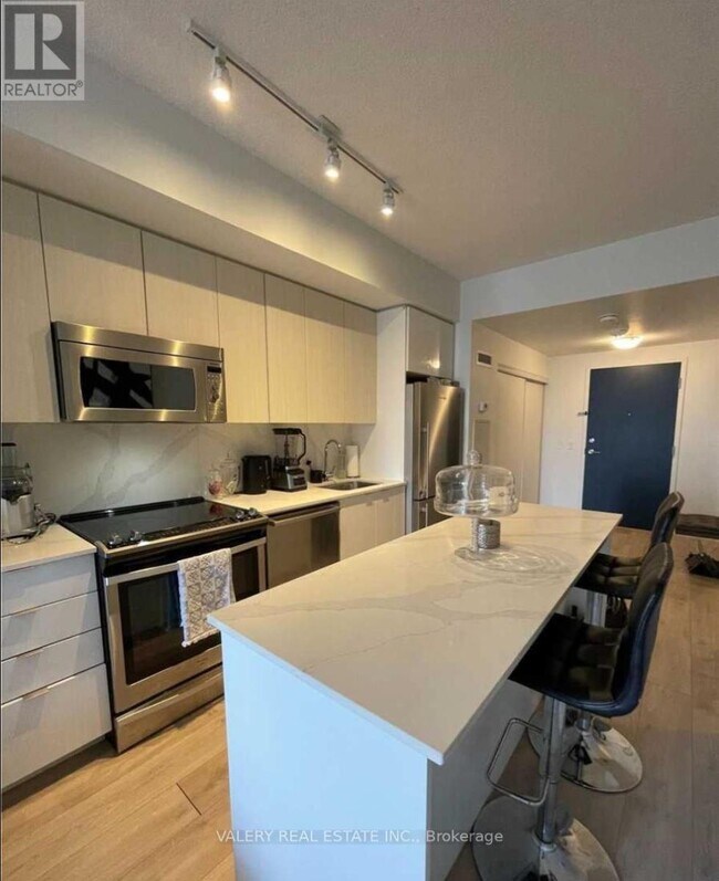 Building Photo - 3237 Bayview Ave