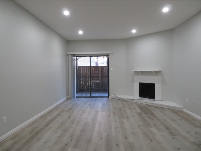 Foto del edificio - 9707 Richmond Ave.