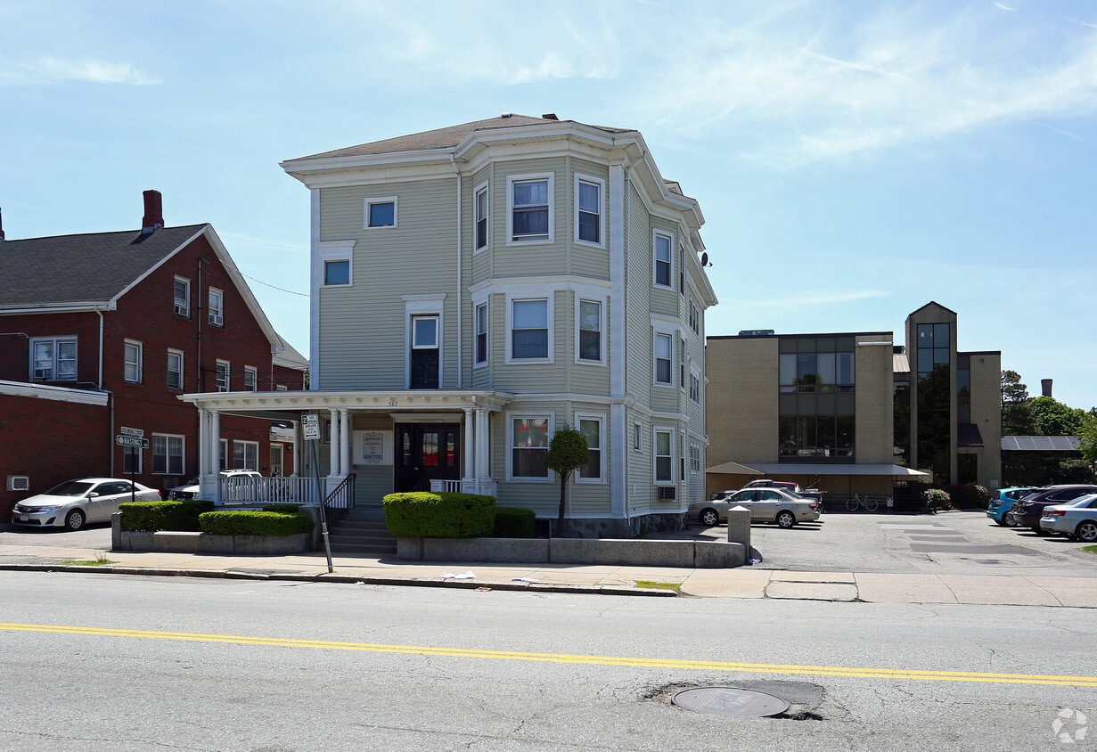 Primary Photo - 562 Main St
