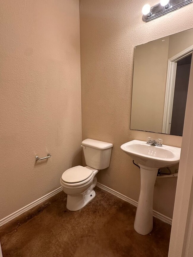 Foto del edificio - Townhouse available for IMMEDIATE move in