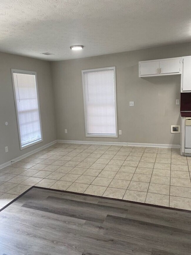 Building Photo - Cute, Cute, Cute Three Bedroom