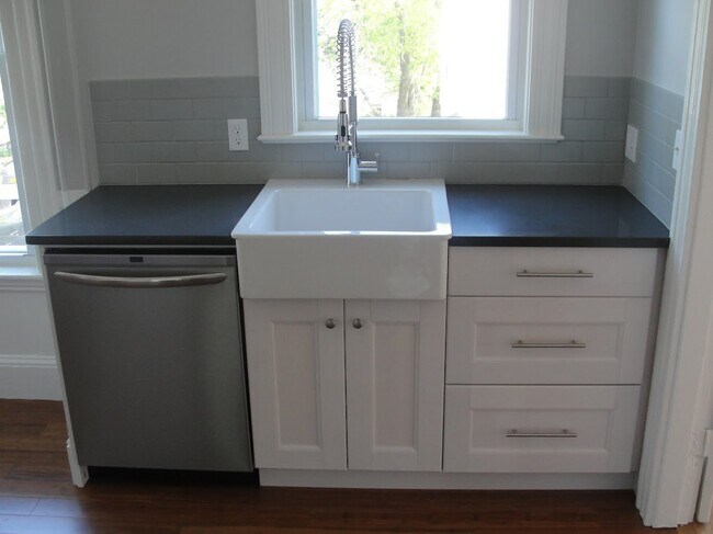 Building Photo - 13 Madison Ave