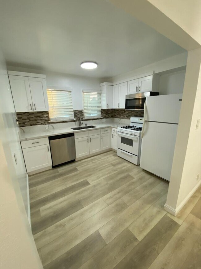 Building Photo - 1363 Hauser Blvd