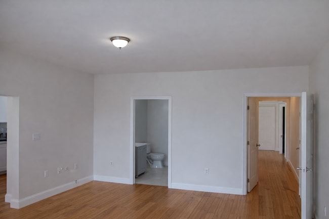 Building Photo - BGG 8415