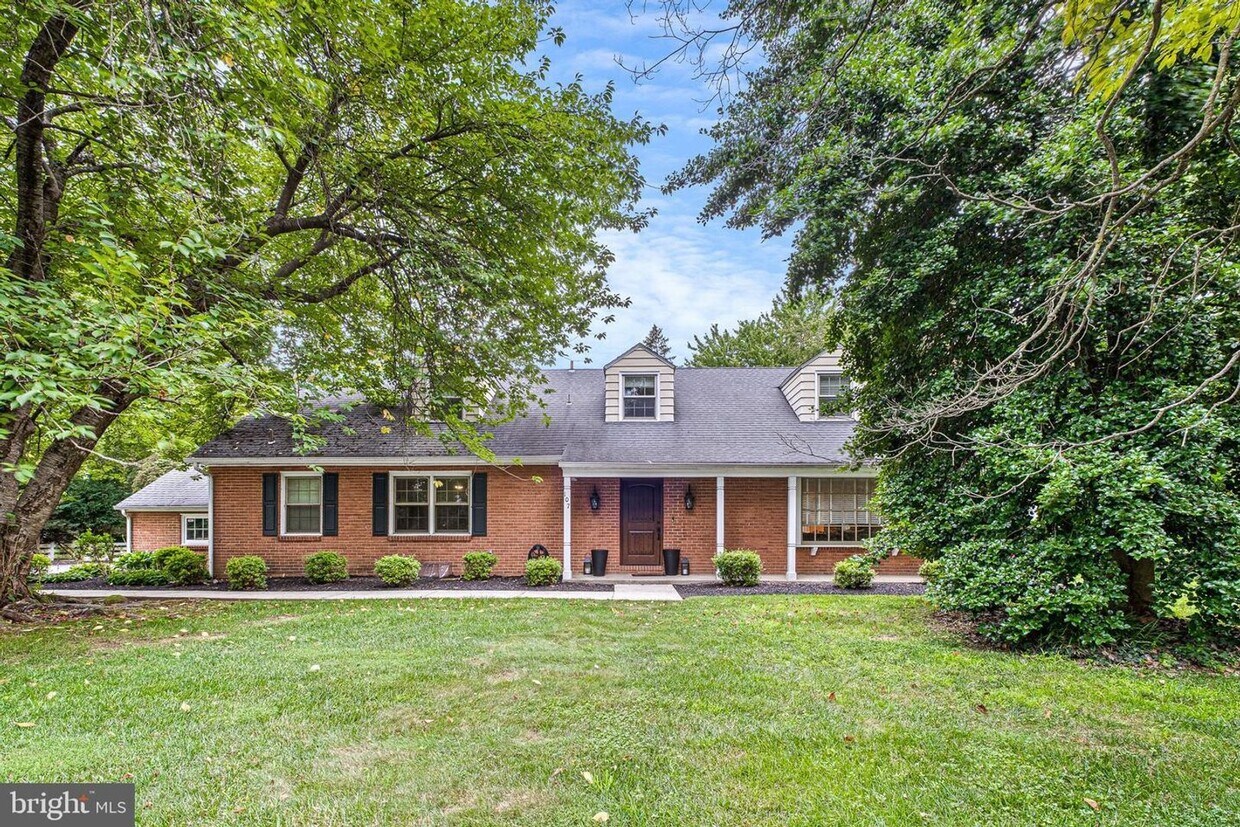 Primary Photo - Welcome to 107 Augustine Cut Off!