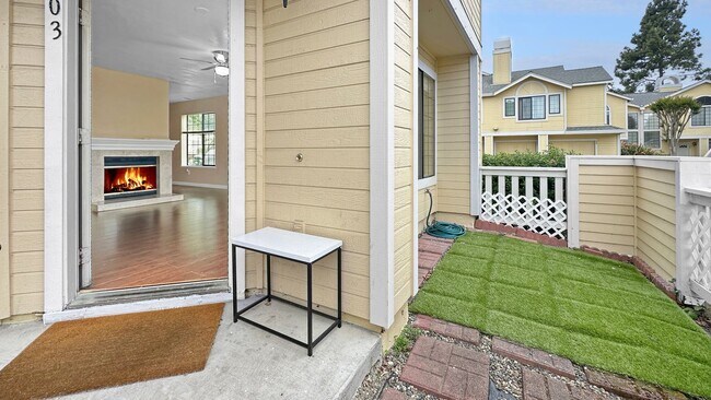 Foto del edificio - Lovely Upgraded 2-story Townhouse w/ Attached Garage, Guest Bathroom and Fireplace!