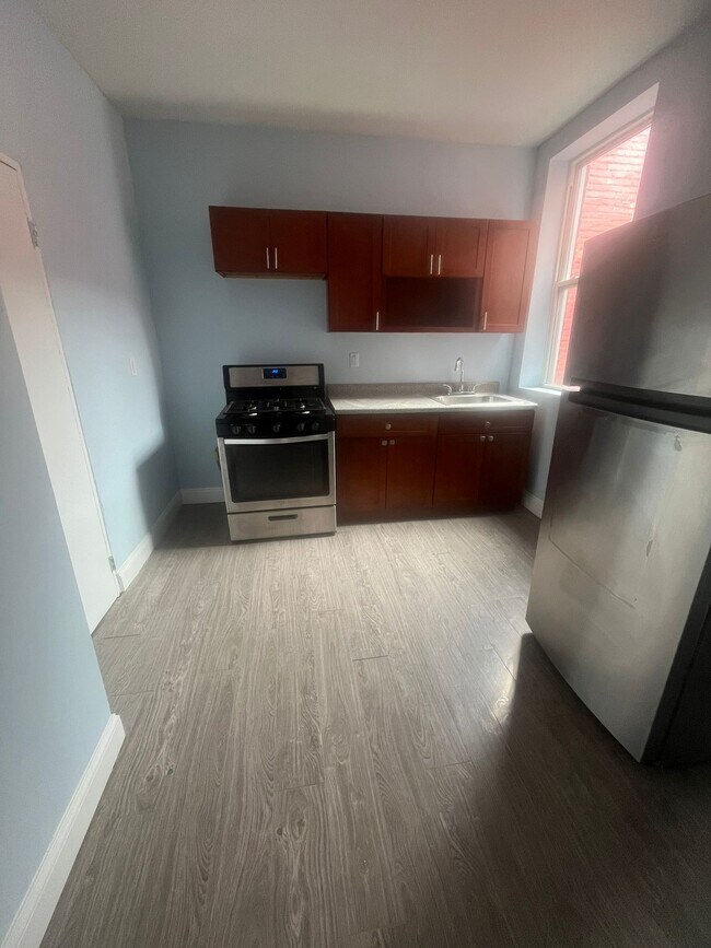 312 s 11th 3F - 317 S 11th St