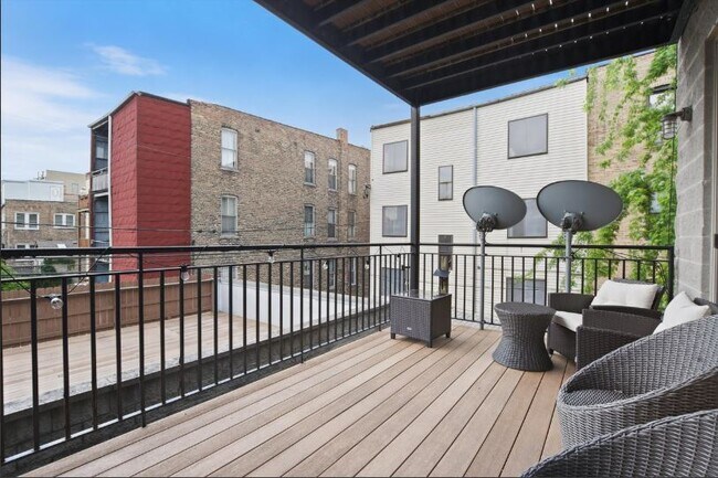 Building Photo - 943-945 N Leavitt St