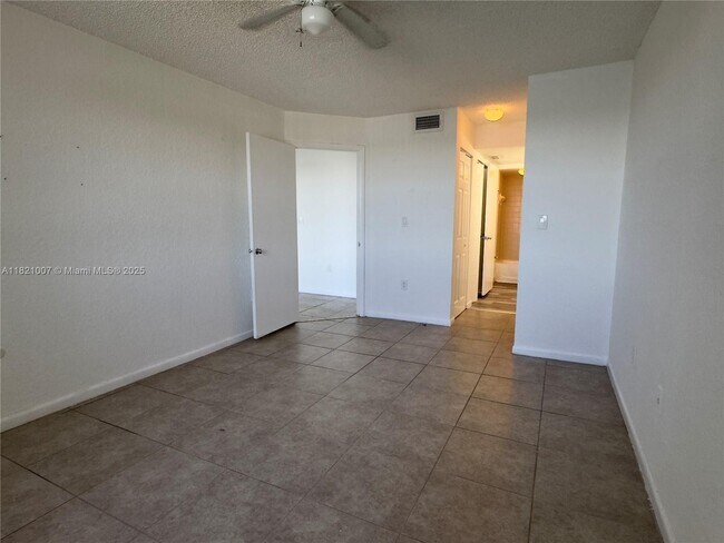 Building Photo - 2831 N Oakland Forest Dr