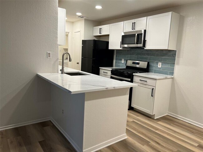 Foto del edificio - 8104 West Gate Blvd