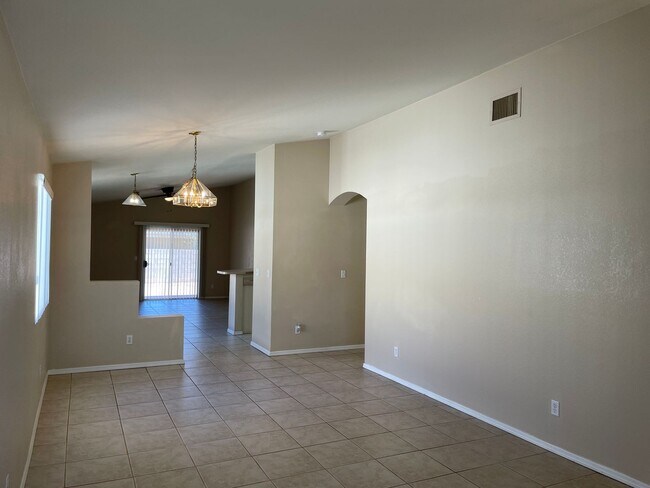 Foto del edificio - Freshly painted 4Bdm 2Ba Home, in a well desired location! will not last long!