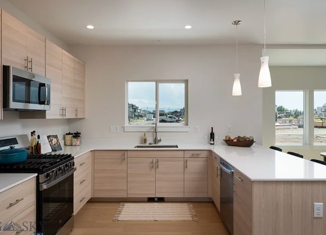 Building Photo - 3 bed/2.5 bathroom Townhouse