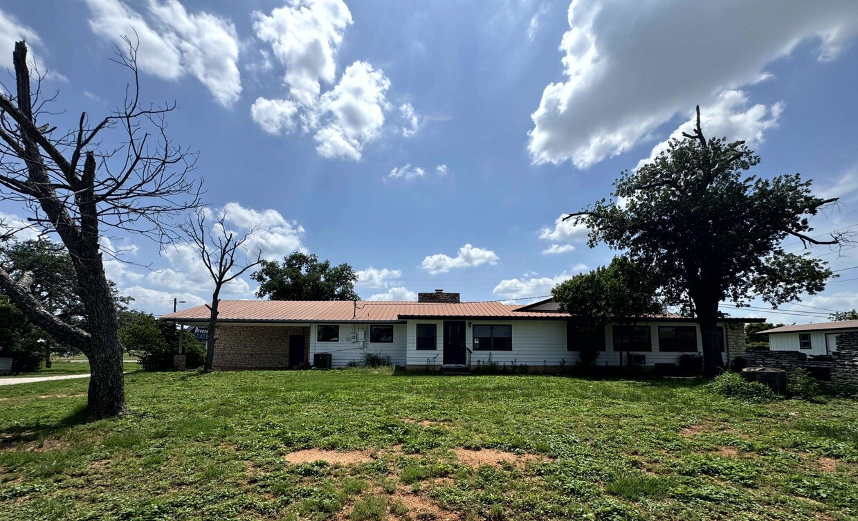 Primary Photo - 101 Lake Breeze Dr