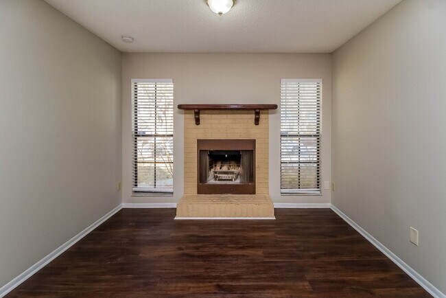 Foto del edificio - 1240 Crossfield Dr