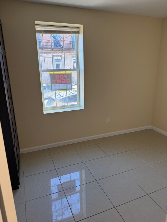 Building Photo - 183 Thorne St