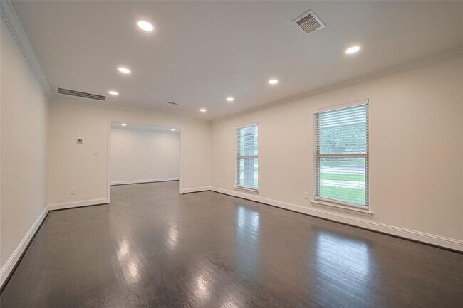 Foto del edificio - 2402 Chimney Rock Rd