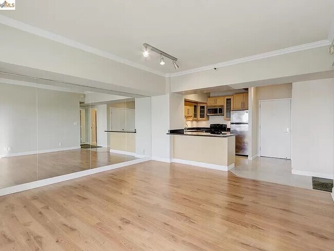Foto del edificio - 6363 Christie Ave