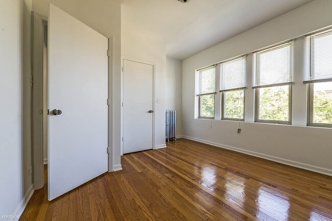 Building Photo - 2 br, 1 bath Apartment - 8201 S Drexel Ave