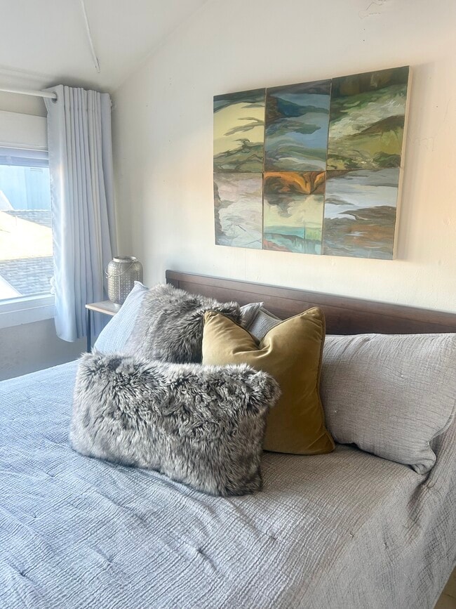 Room Loft II - 2934 Ford St