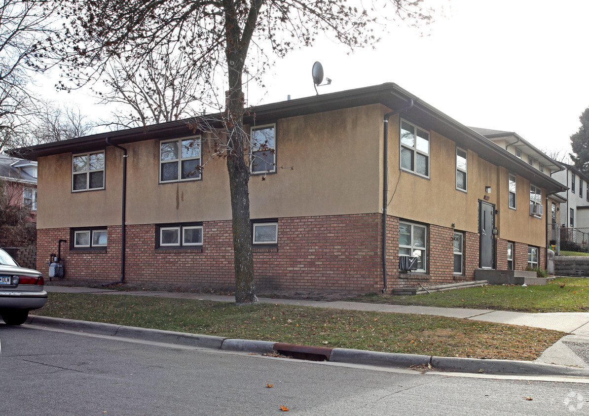 Building Photo - 762 Robert St S