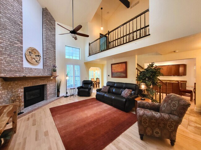 Sala de estar y loft - 1518 E Nichols Cir