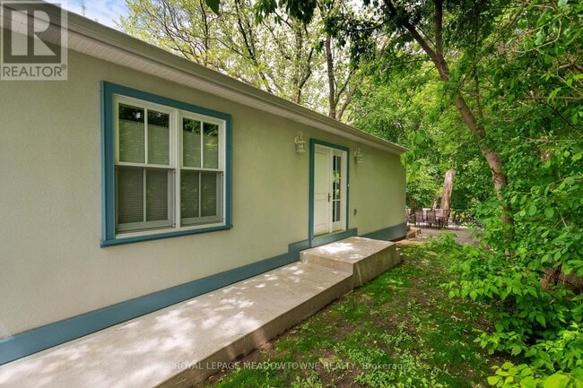 Building Photo - 307 Queen St S