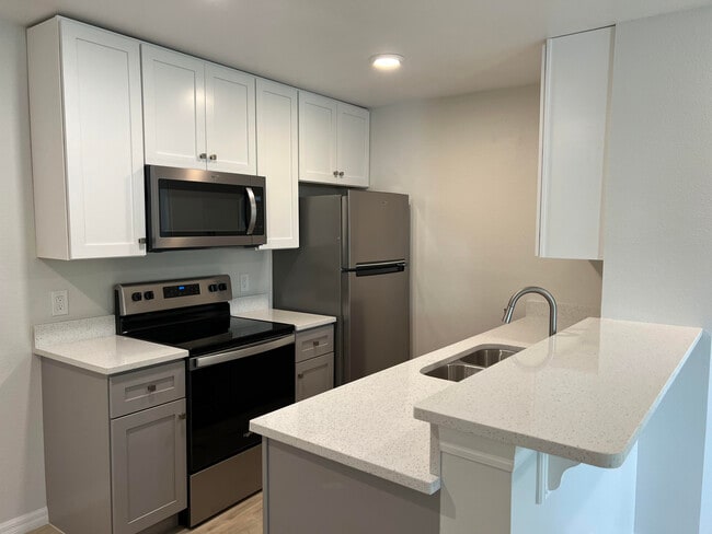 Building Photo - 2592 Grassy Point Dr