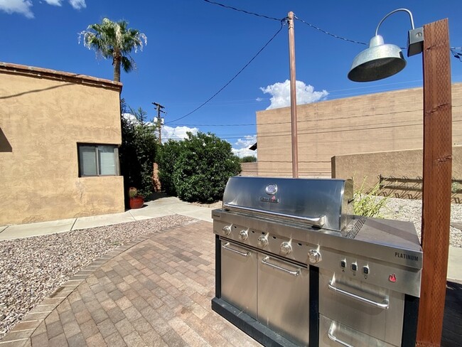 Building Photo - Fully Furnished 1 Bedroom Home in Luxury C...