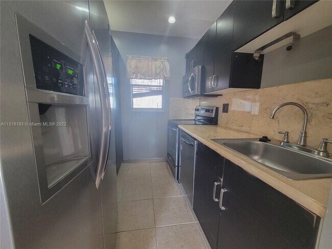 Foto del edificio - 7521 NW 16th St