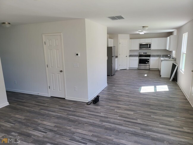 Building Photo - 752 Riverside Dr