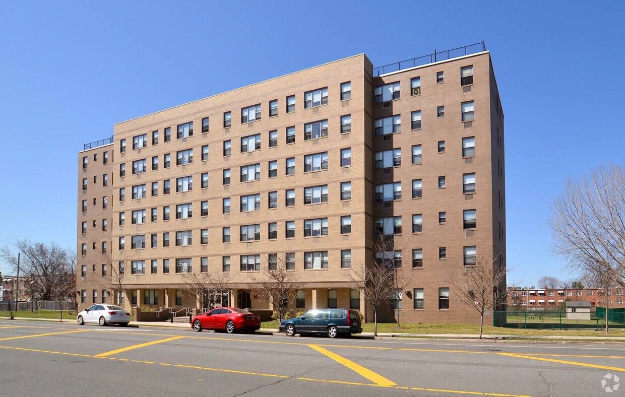 Building Photo - 669 White Plains Rd