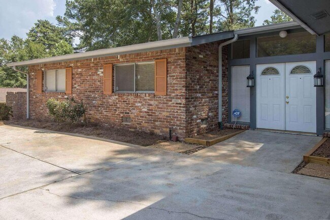 Foto del edificio - 4429 Riverwood Cir