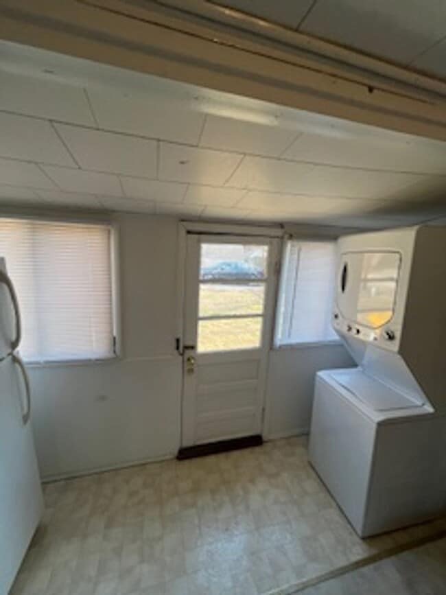 Building Photo - 1 bedroom, 1 bath duplex: Available August 2026!