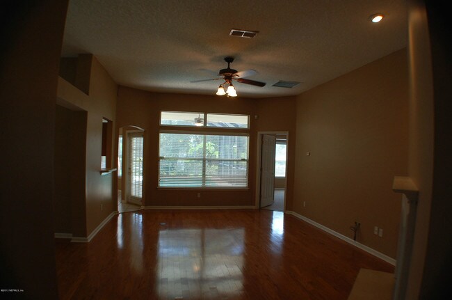 Foto del edificio - 1024 Buttercup Dr