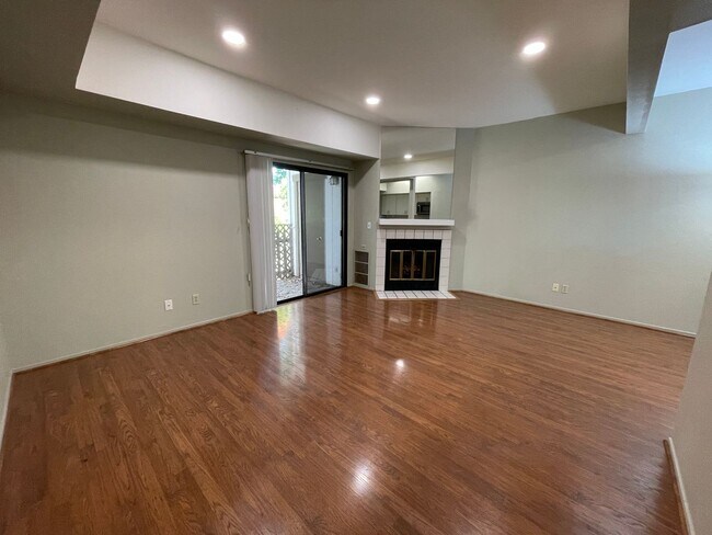 Foto del edificio - Bright Spacious Downstairs 1 bedroom 1 bat...