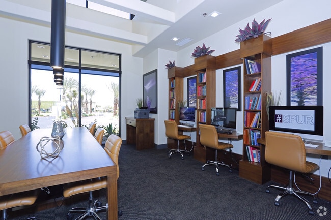 Cibercafé de la casa club - Spur