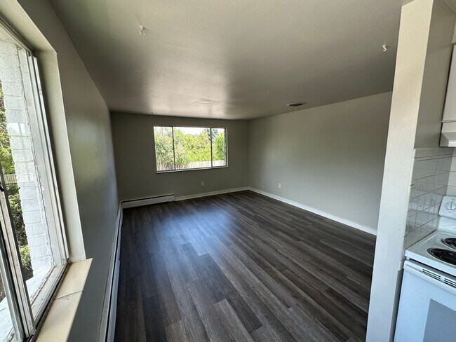 Foto del edificio - Updated 1 bedroom/1 bath in Edgewater! 1st floor Unit! Secure Building- Off Street Parking