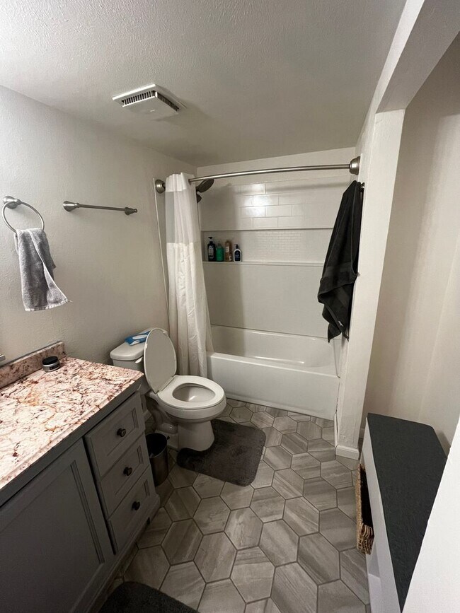 Building Photo - 2 Bedroom Townhome in Aurora
