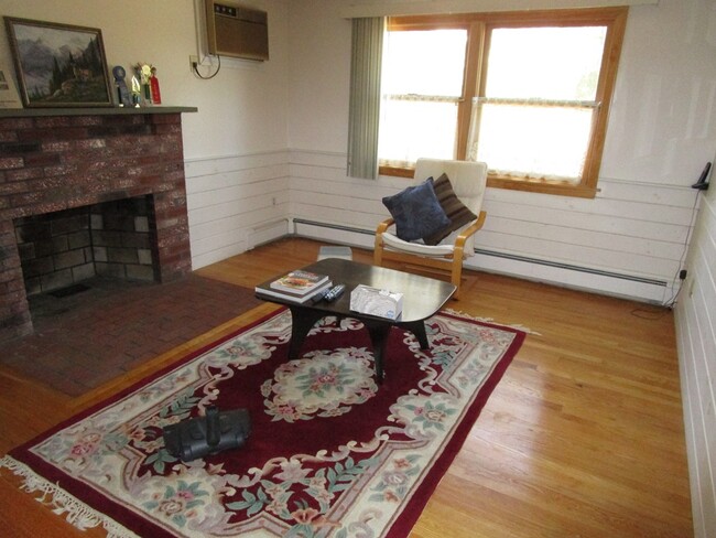 Building Photo - 30 Donizetti St