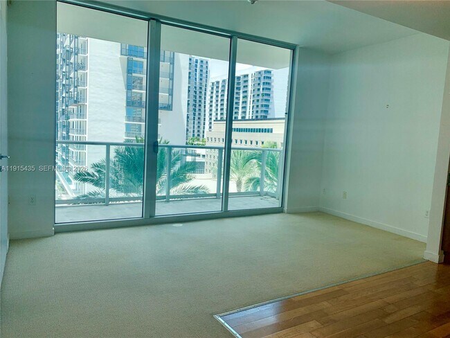 Foto del edificio - 300 S Biscayne Blvd