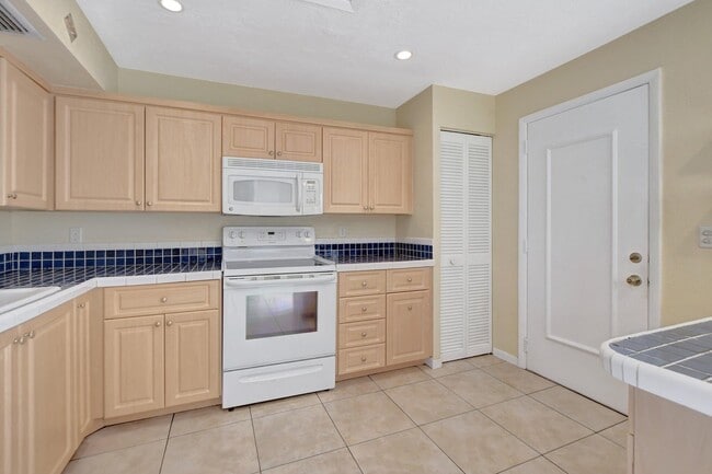 Building Photo - 6732 Canary Palm Cir