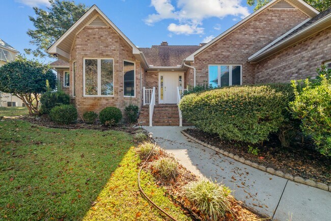 Building Photo - Gorgeous Home In the Gated, Waterfront Com...