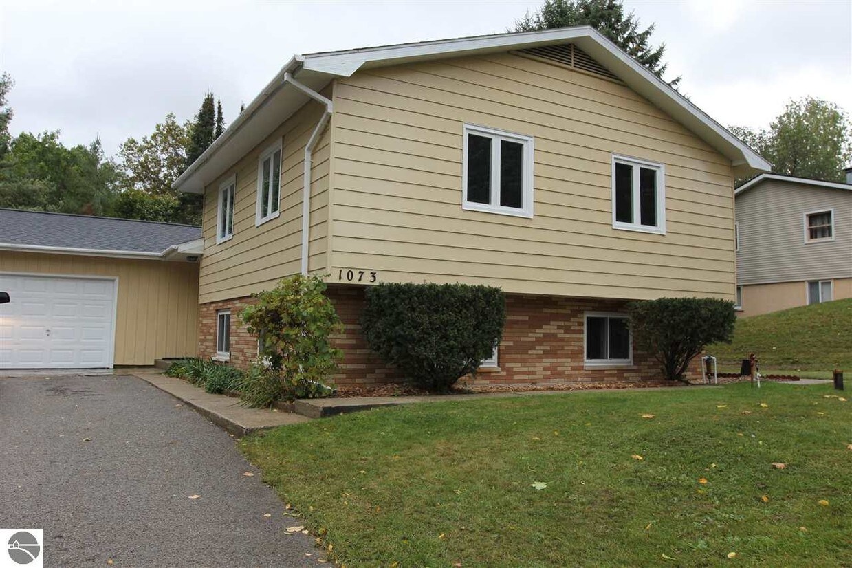 1073 Knoll Crest Ct, Traverse City, MI 49686 House Rental in Traverse