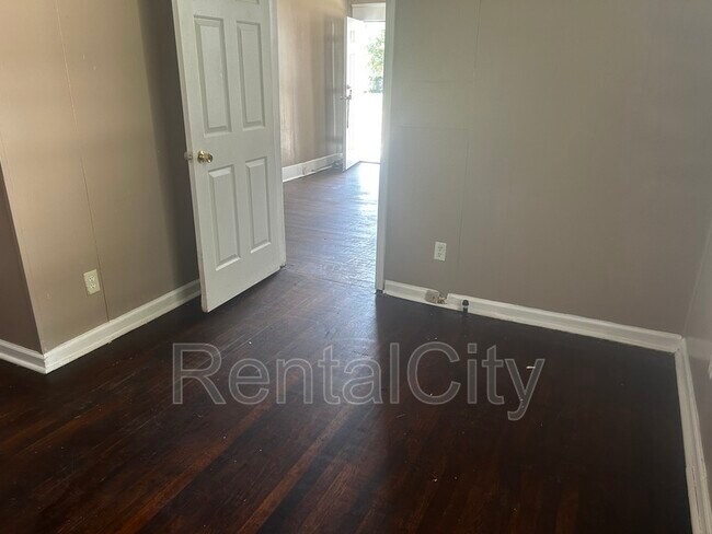 Building Photo - 206 Robins St