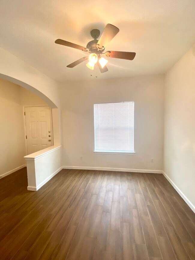 Foto del edificio - 804 N Creek Blvd