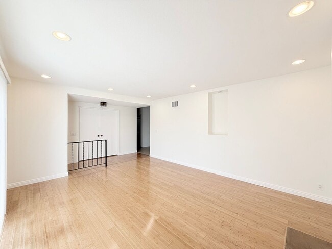 Foto del edificio - Beautifully updated single-family home 4 b...