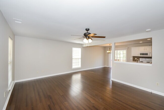 Foto del edificio - 7879 Rainey Dr