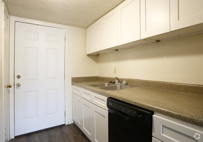 2BR/1BA -825SF - Scarlet Oak