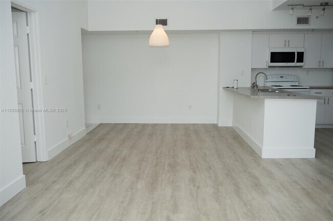 Foto del edificio - 2600 S University Dr